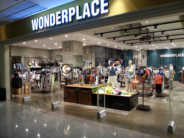 國外WONDERPLACE服裝店安裝防盜儀