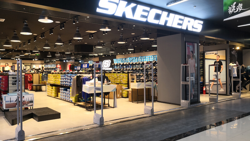 SKECHERS店安裝服裝防盜系統(tǒng)